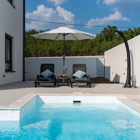 Mia With Heated Pool Villa