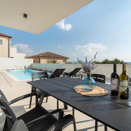 Mia With Heated Pool فيلة ماسلينتسا