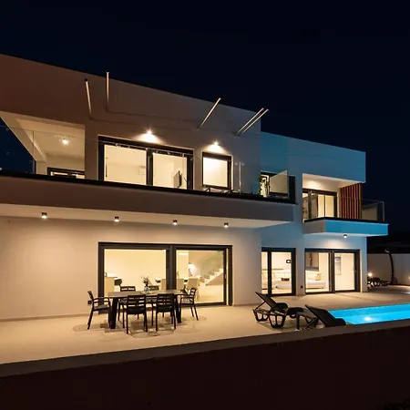 فيلة Mia With Heated Pool *