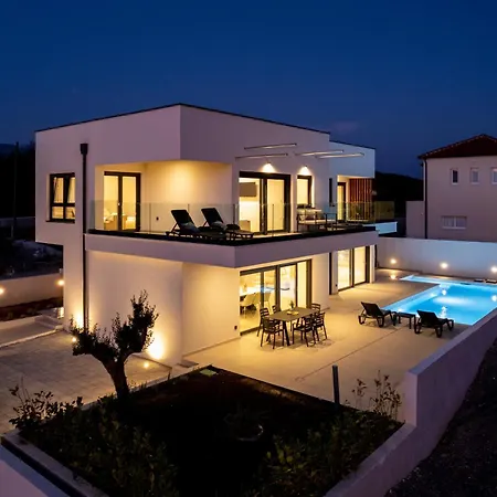 Mia With Heated Pool ماسلينتسا