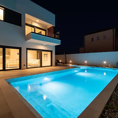 Mia With Heated Pool فيلة *