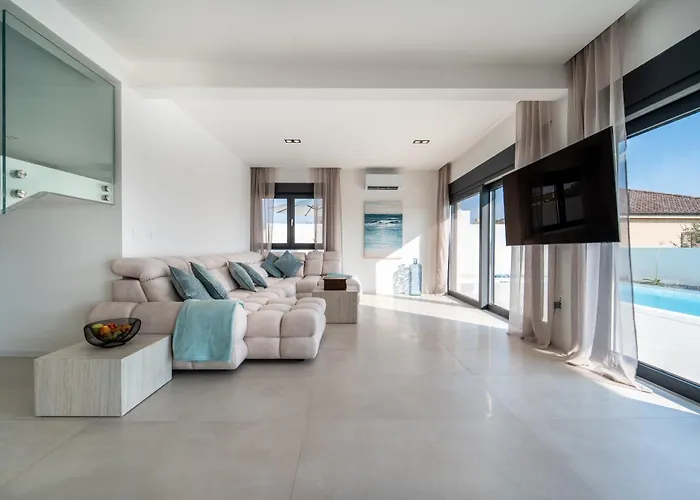 Mia With Heated Pool וילה מסלניקה