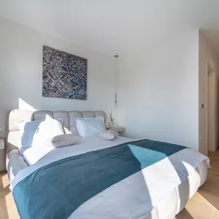 Mia With Heated Pool *