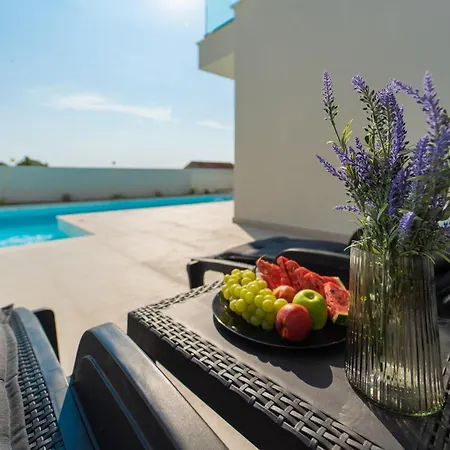 Mia With Heated Pool Maslenica